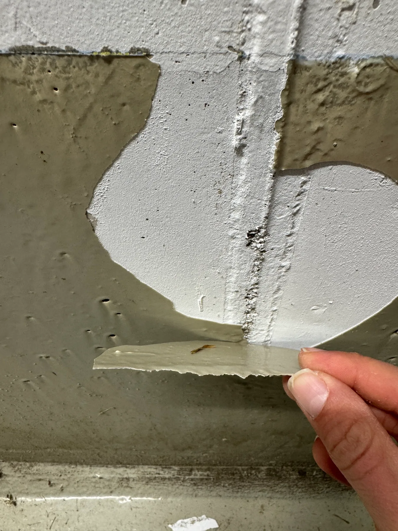 Schadhafte Beschichtung an einem Bauteil